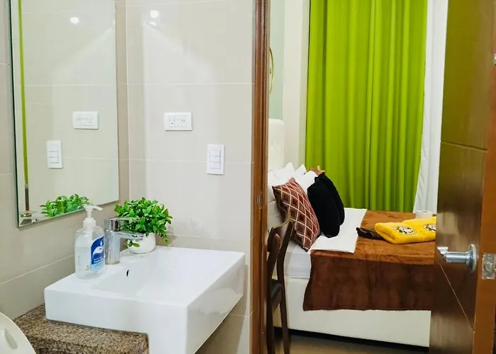 Apartment Two Palm Tree - 1o With Balcony - Across Terminal 3 Airport Manila