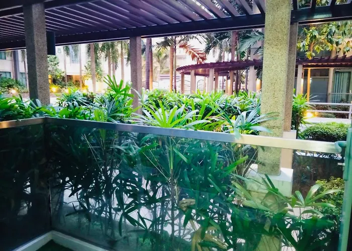 Two Palm Tree - 1o With Balcony - Across Terminal 3 Airport Apartment
