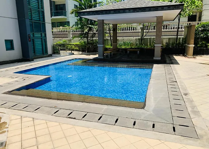 Apartment Two Palm Tree - 1o With Balcony - Across Terminal 3 Airport Manila