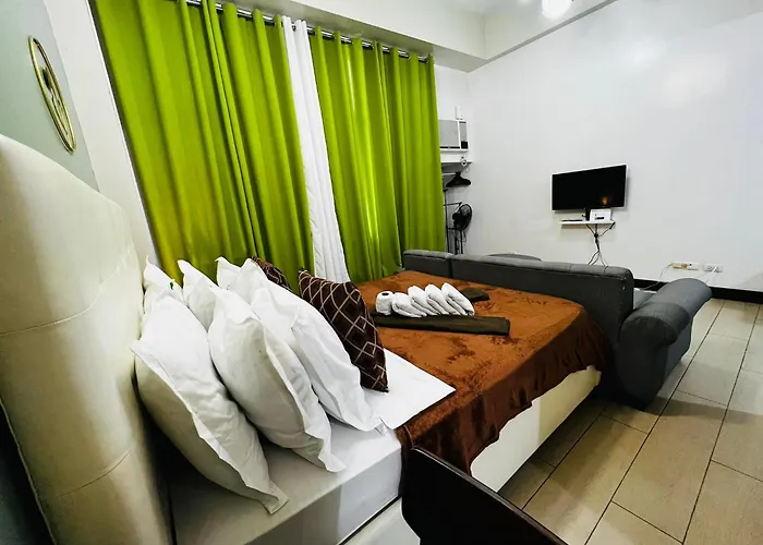 Two Palm Tree - 1o With Balcony - Across Terminal 3 Airport Apartment Manila