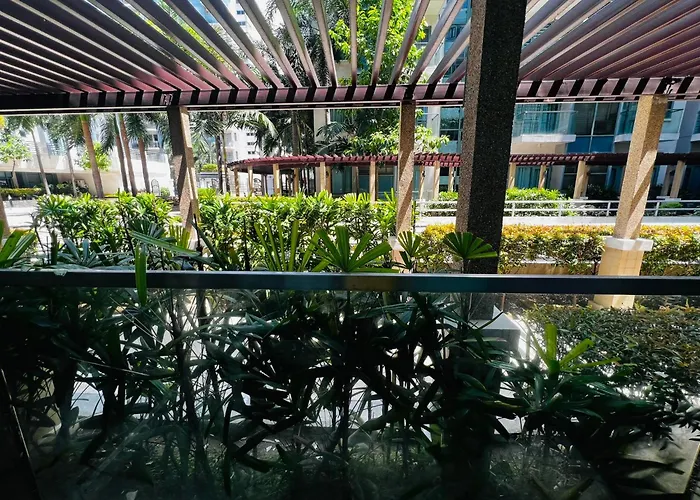 Apartment Two Palm Tree - 1o With Balcony - Across Terminal 3 Airport Manila