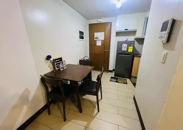 Apartment Two Palm Tree - 1o With Balcony - Across Terminal 3 Airport Manila