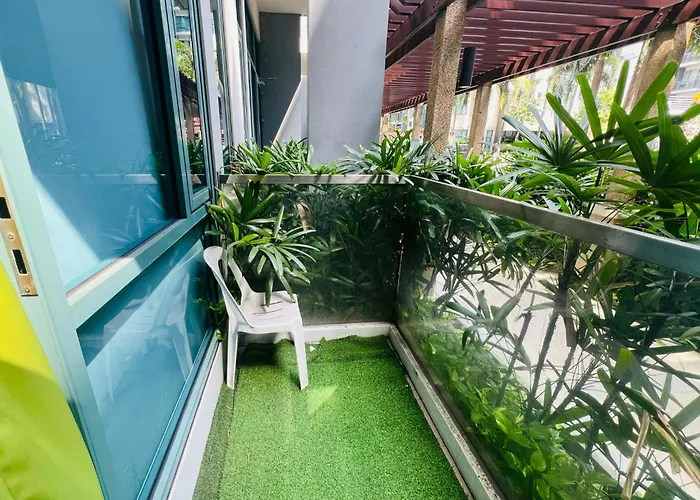 Two Palm Tree - 1o With Balcony - Across Terminal 3 Airport Apartment